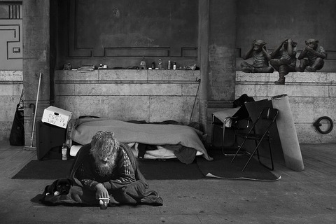 homeless-man-2653445_640