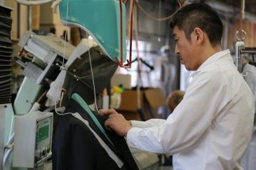 スーツのケアのクリーニングはプレスが要