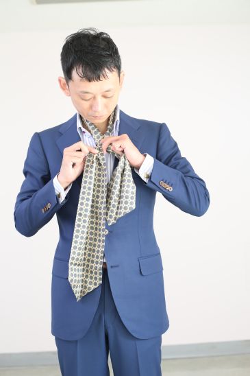 オーダースーツコンシェルジュ 松はじめのスーツ着こなし方ブログ 友人の結婚式の二次会に出るなら アスコットタイを付けるだけでオシャレになる件 オーダースーツコンシェルジュ 松はじめのスーツ着こなし方ブログ 友人の結婚式の二次会に出るなら アスコットタイを付けるだけでオシャレになる件