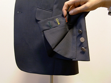 オーダースーツコンシェルジュ 松はじめのスーツ着こなし方ブログ 腕まくりする特殊スーツ