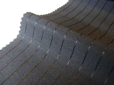 パーティスーツ、ポケットチーフの栄えるアリストン生地