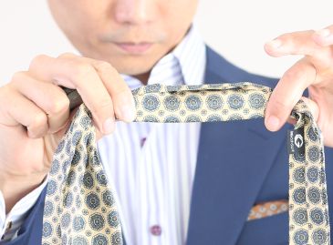 オーダースーツコンシェルジュ 松はじめのスーツ着こなし方ブログ 友人の結婚式の二次会に出るなら アスコットタイを付けるだけでオシャレになる件 オーダースーツコンシェルジュ 松はじめのスーツ着こなし方ブログ 友人の結婚式の二次会に出るなら アスコットタイを付けるだけでオシャレになる件