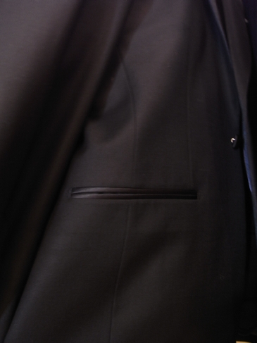 オーダースーツコンシェルジュ 松はじめのスーツ着こなし方ブログ スーツの腰ポケット フラップはつけるか 無くすか