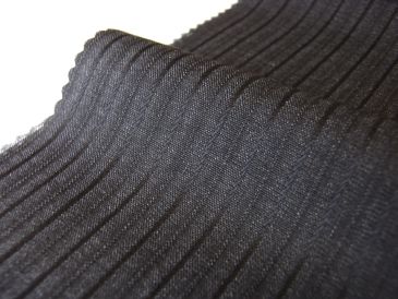 スーツでパーティー、ポケットチーフの栄えるアリストン生地