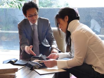 レディースオーダースーツ東京にて生地選び