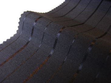 パーティスーツ、ポケットチーフの栄えるアリストン生地