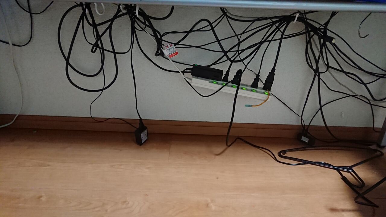 パソコンデスクのごちゃごちゃ配線をスッキリ整理する ごちゃごちゃ配線の危険性は ダイソーグッズで配線整理 U J D パソコンデスクのごちゃごちゃ配線をスッキリ整理する ごちゃごちゃ配線の危険性は ダイソーグッズで配線整理 U J D