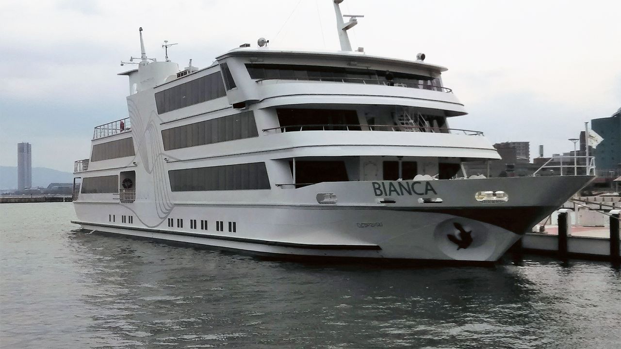 琵琶湖遊覧船には色々な船が ジョニーの独り言