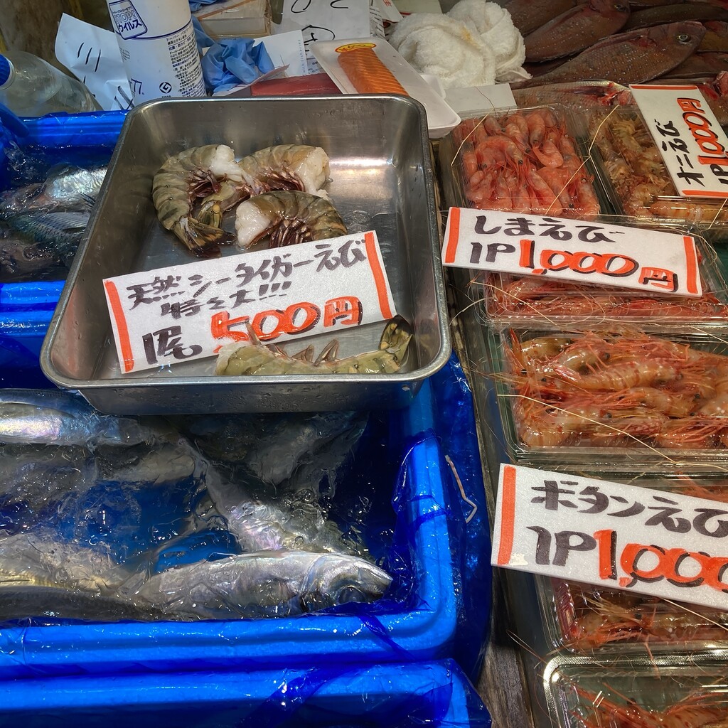 はこだて自由市場でキャンプの食材を買う 新鮮な魚が並び感動だらけの鮮魚店編 はこある 函館のグルメ情報など