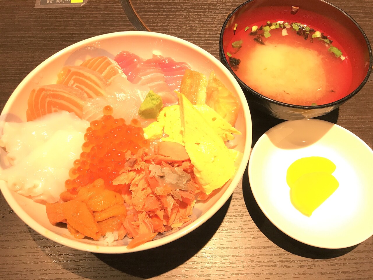 函館朝市の いか太郎でランチ 千円の海鮮丼を食べた はこある 函館のグルメ情報など