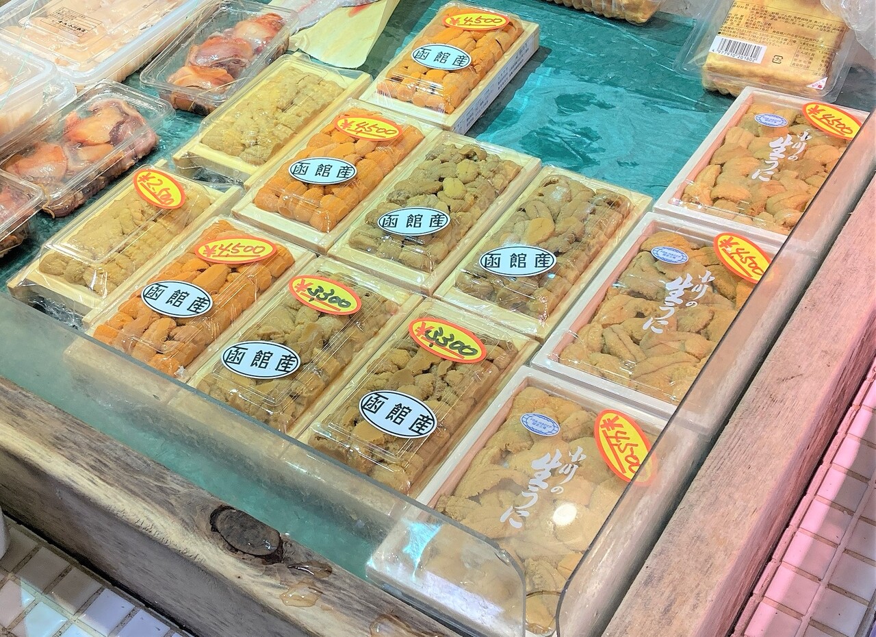 はこだて自由市場でキャンプの食材を買う 新鮮な魚が並び感動だらけの鮮魚店編 はこある 函館のグルメ情報など