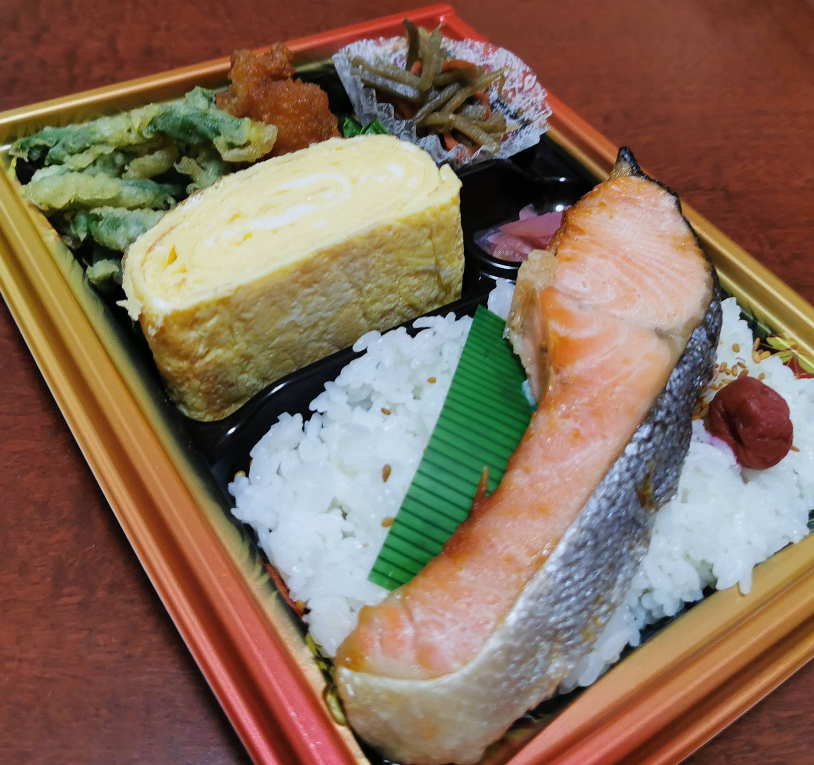 生協の 魚屋の脂ののった焼き鮭 弁当 手焼き玉子入り 他 函館の飲み食い日記 Powered By ライブドアブログ