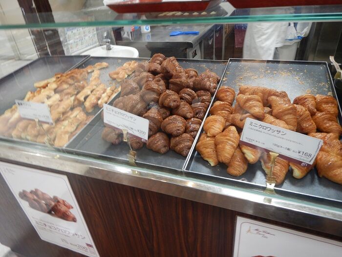 函館マリーカトリーヌ店 ミニクロワッサンは100g168円 ドンクブランド 函館無限1up