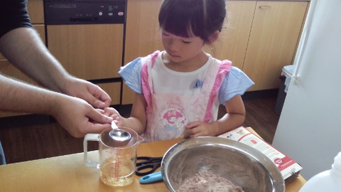 sara use spoon and put water in the mesuring cup
