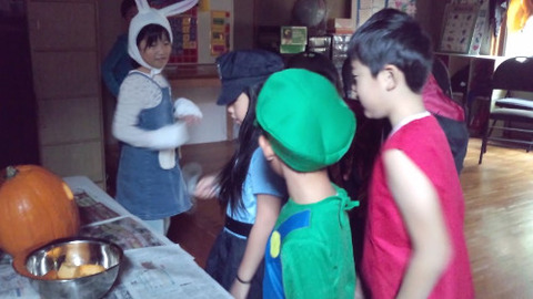 kids come and seeing jack o lantern