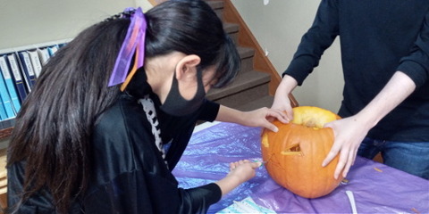 koharu carving pumkin