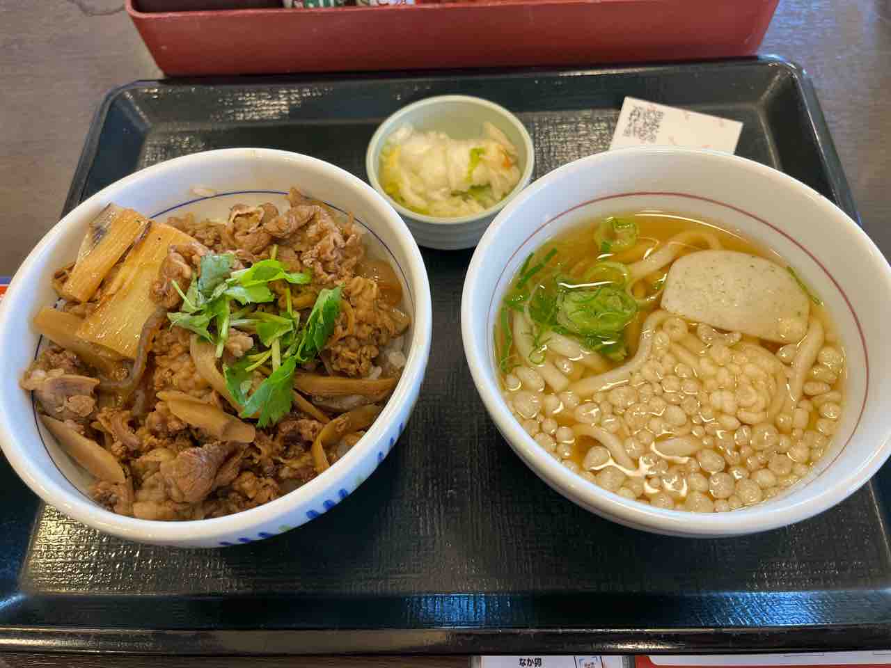 牛すき丼（2024）、温小うどん＆京風つけもの＠なか卯 : Red
