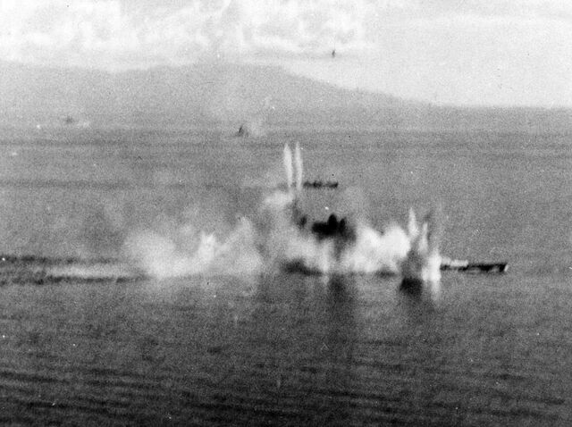 01_シブヤン海で攻撃を受ける武蔵