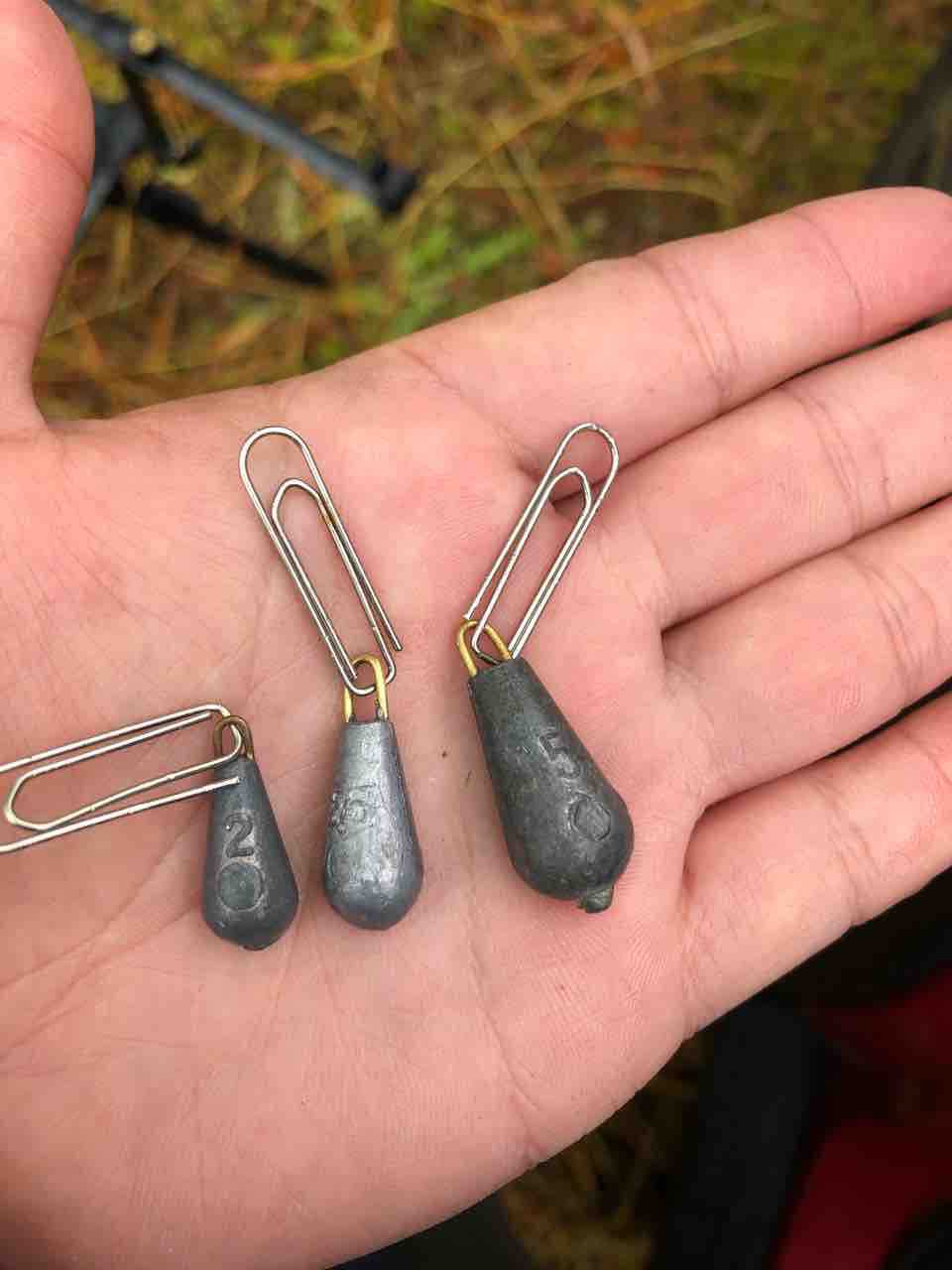 落としオモリでラインを沈める方法 のりおの吸い込みで巨鯉待つ