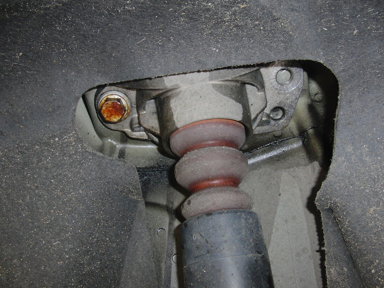 花粉舞い散る中 ゴルフ のショックアブソーバーを交換してみた リア編 Hamboneのブログ