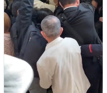 高齢者がひたすら女子高生に密着しようとする電車動画が公開されてしまう・・・