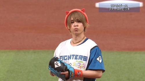 北海道日本ハムファイターズ　謎の芸人達を球場で踊らせて炎上「あかん、ほんまに気持ち悪いかも」