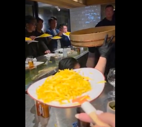 【ホリエモンプロデュース】WAGYUMAFIAさん　食用菊をばらまくパフォーマンスが品性下劣だと炎上中　リュウジ「パフォーマンスだけで中身がなく料理のクオリティが低い上に値段が高い」