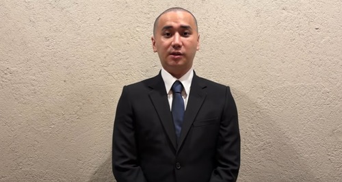 サルモネラこめお「ちょっと食中毒起こしたけど料理人続けようかな〜」ﾁﾗｯﾁﾗｯ