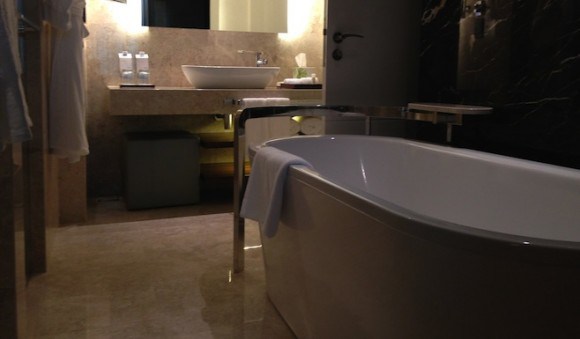 bathroom-death-iphone-e1423647712124