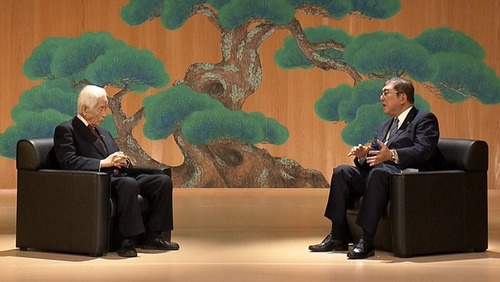 石破茂　能舞台に土足で踏み込み能楽師達が激怒「能楽の神聖な空間を土足で踏むとは、日本の伝統文化の精神への無知であり、冒涜です。」