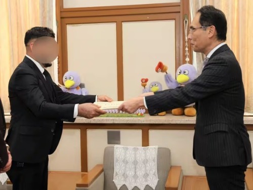 【祝】埼玉県知事が感謝状を手渡した自称難民で傷害事件も起こした有名クルド人　強制送還