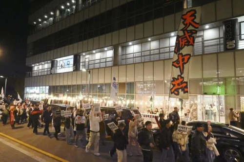 日本に行く予定だった中国人観光客が韓国に殺到　あまりの迷惑さに韓国人が中国人排斥デモ開催「中国人は出ていけ」「ノービザ反対！」