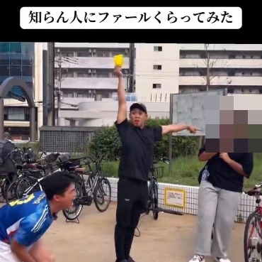 【千葉】不審者情報センター「自分の肩を接触させ、視線を合わせ、笛を吹き、イエローカードを出し、レッドカードも出した。」←動画が見つかる