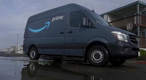 Amazon配送車　襲撃され無料で誰でも取り放題状態になってしまう