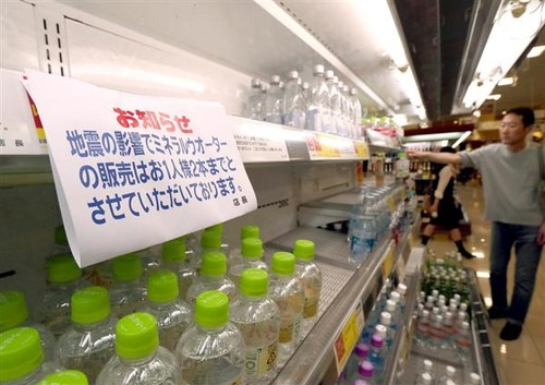 南海トラフ地震のニュースにより　全国各地で水の買い占め始まる
