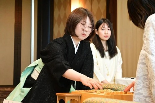 将棋史上初の女子枠でプロ棋士資格を獲得してしまった西山朋佳白玲が話題に