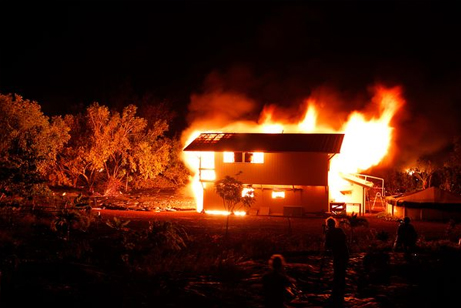lava-volcano-kilauea-consumes-house-burning_23984_big[1]