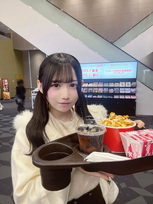 地下アイドルさんが映画館デート中に自撮り←彼氏がコーラに反射してる事をドルオタが発見してクビになるｗｗｗｗｗｗｗｗｗｗｗ