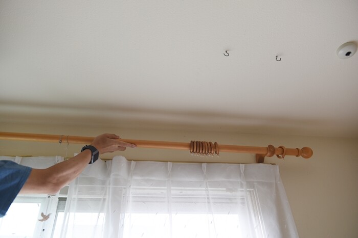 Diy カーテンレールを白く塗る 水性スプレーで簡単でした 娘の部屋 Happy Go Lucky 心地いい暮らしのコツ Powered By ライブドアブログ