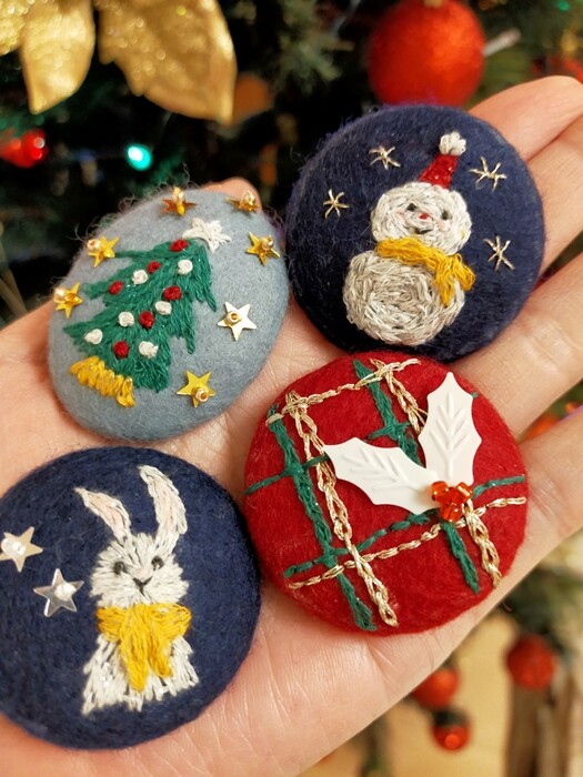 現品限り一斉値下げ！ ハンドメイド 刺繍ブローチ クリスマス 真っ赤なお鼻 トナカイ ゆるかわりす