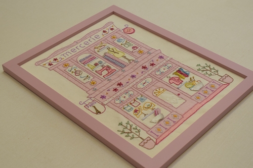 刺繍】ホビーラホビーレの額縁、完成♪リビングに飾ってみました