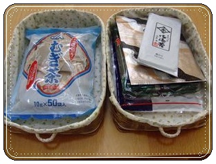 海苔と麦茶を入れる