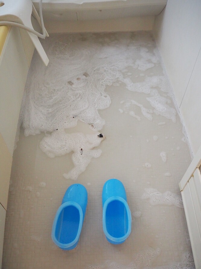 ダイソー シリコーン蓋を使ってラクラクお掃除 浴室の床のオキシ漬け Happy Go Lucky 心地いい暮らしのコツ Powered By ライブドアブログ