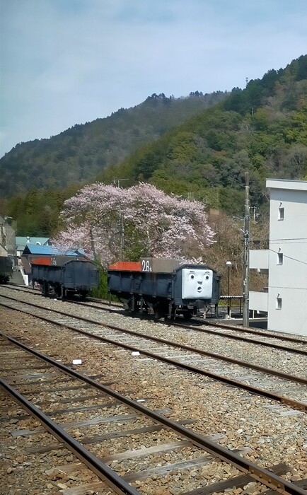 ４