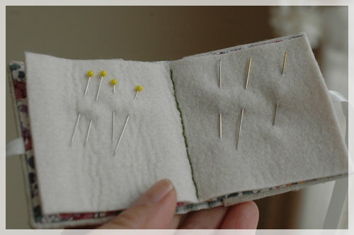 可愛いバラの刺繍 ニードルケース Happy Go Lucky 心地いい暮らしのコツ Powered By ライブドアブログ