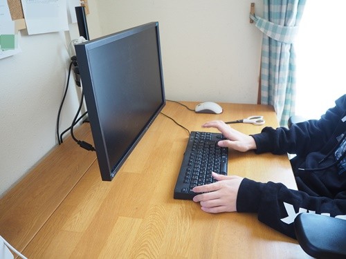 息子の部屋 大学生の息子の机にデスクトップパソコン設置 Happy Go Lucky 心地いい暮らしのコツ Powered By ライブドアブログ