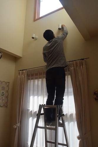 吹き抜け等、高所の大掃除に大活躍♪クローゼットに収納できる脚立 