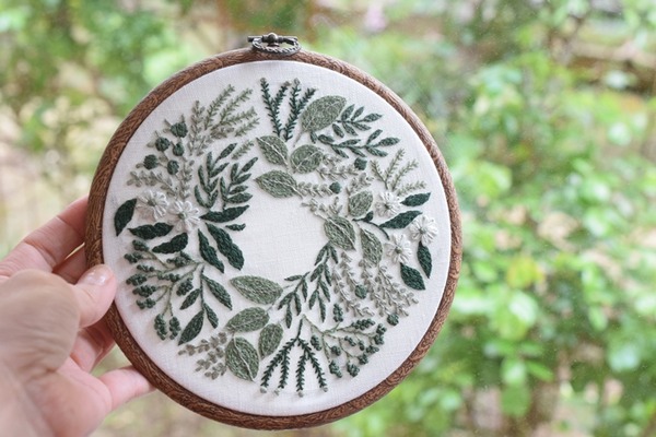 新緑のリースのがま口ポーチ モリス 手刺繍 ハンドメイド