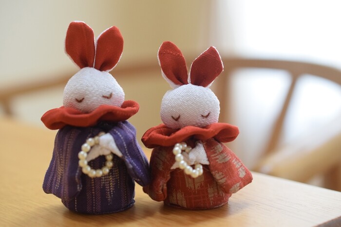 私の手作り/さげもんを持ったちりめん福耳うさぎさん/古布 ちりめんで作る可愛い縁起物】ミニサイズの「うさぎ地蔵」を手作り
