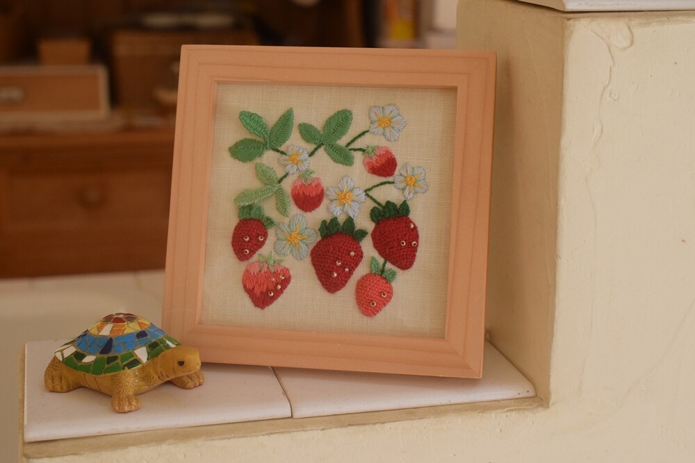 POTECHINOポテチーノ　ボンボン　いちご　刺繍　レッド 受注制作］小さなイチゴの刺繍ブローチ（red） | iichi 日々の